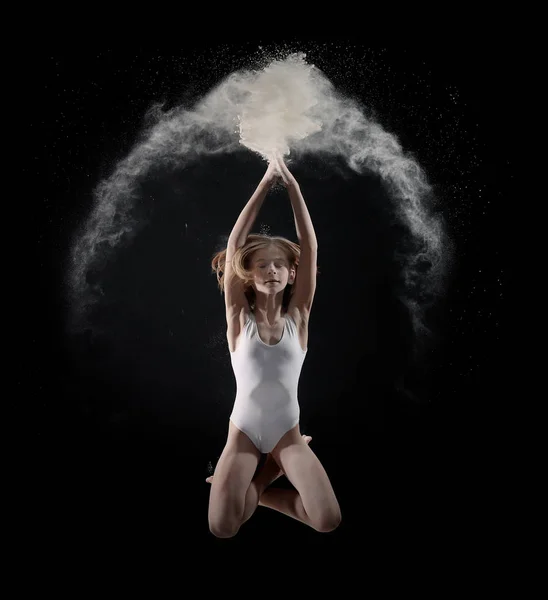 Liten flicka dansa med vitt pulver — Stockfoto