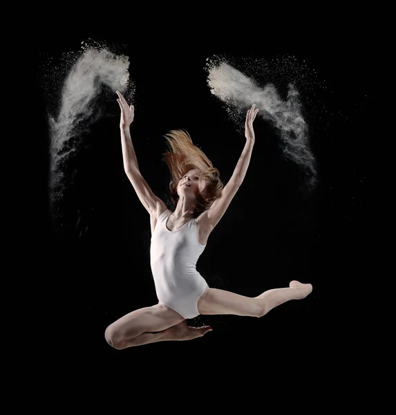 Niña bailando con polvo blanco — Foto de Stock