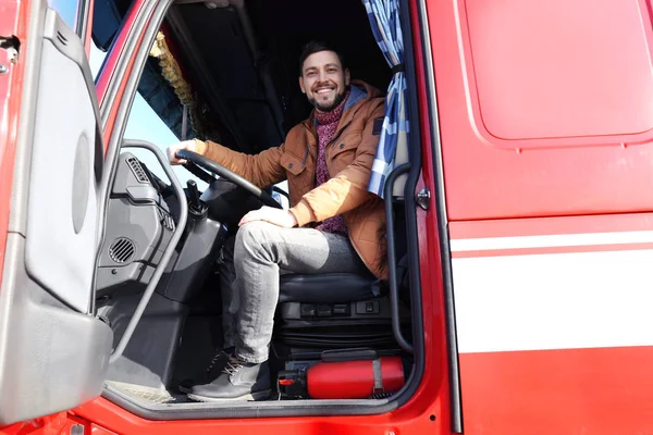 Fahrer im Führerhaus eines großen Lastwagens — Stockfoto