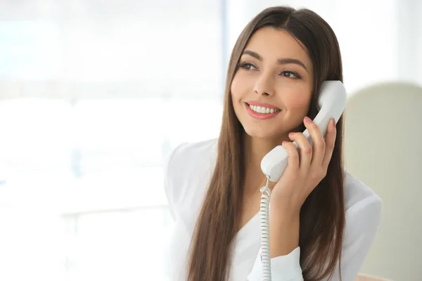 Woman talking by telephone — Stock Photo, Image