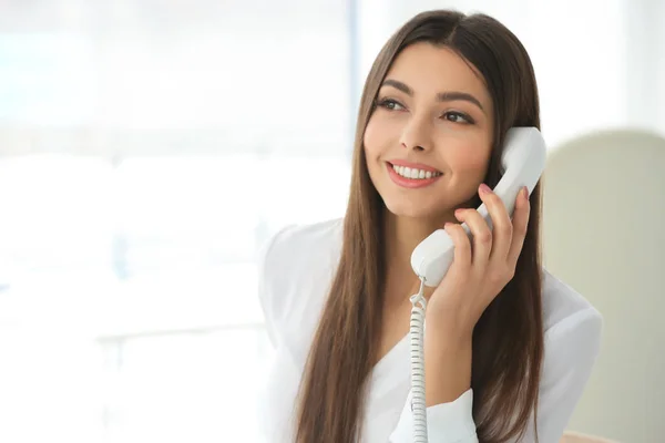 Mulher falando por telefone — Fotografia de Stock