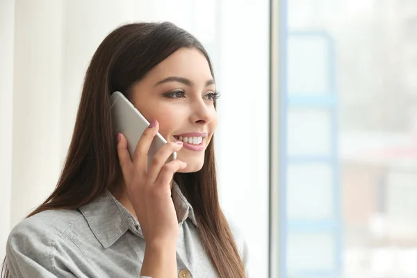 Kvinnan pratar per telefon — Stockfoto