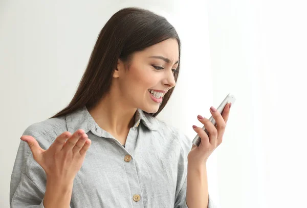 Mulher falando por telefone — Fotografia de Stock