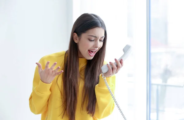 Vrouw praten via de telefoon — Stockfoto