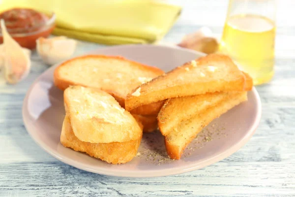 Tasty garlic French bread slices — Stock Image Tasty garlic French bread slices Royalty Free Stock Images