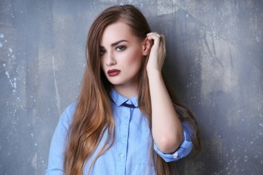 Genç ve güzel bir kadının portresi 