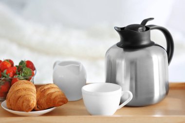 Çilek, kruvasan ve kahve tepsisi