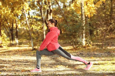 genç kadın parkta eğitim