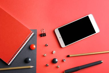 ileti örneği ve kırmızı smartphone 