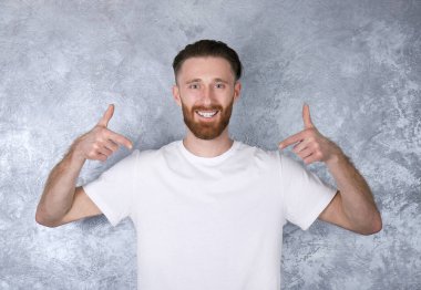 Beyaz gömlekli yakışıklı delikanlı 