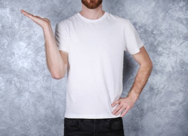 Beyaz tişörtlü adam 