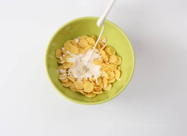 Süt mısır gevrekleri bir kase içine dökme 