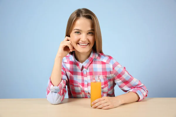 Ung kvinna med glas färsk juice — Stockfoto