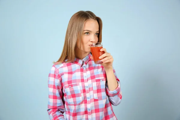 Mujer joven con vaso de jugo fresco —  Fotos de Stock