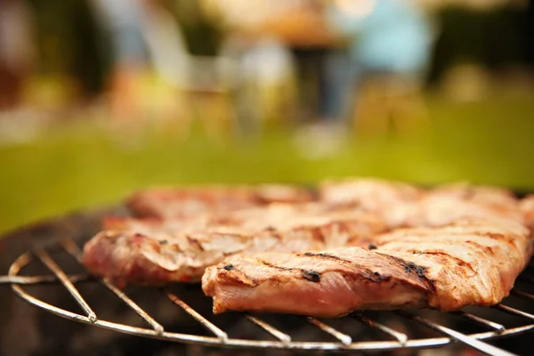 Smakfulle biffer på grill – stockfoto