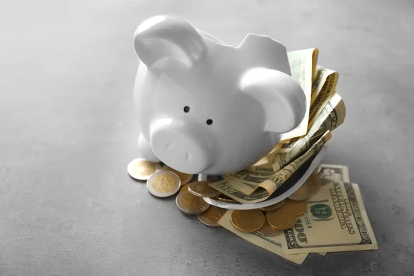 Para ile kırık Piggy banka — Stok fotoğraf