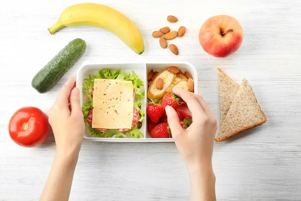 Moeder eten brengen — Stockfoto