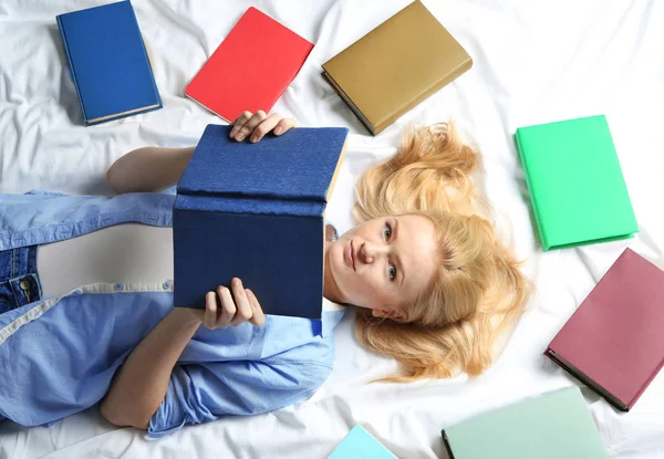 Beautiful girl reading book — Stock Photo, Image