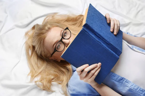 Beautiful girl reading book — Stock Photo, Image