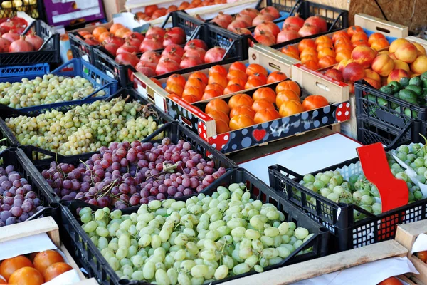 Frutas frescas en el mercado —  Fotos de Stock