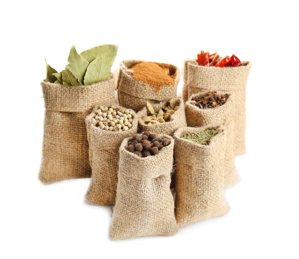 Especiarias em sacos de saque — Fotografia de Stock