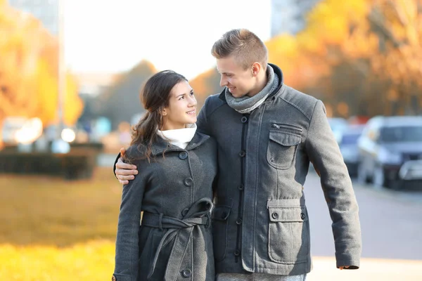 Bonito jovem casal — Fotografia de Stock