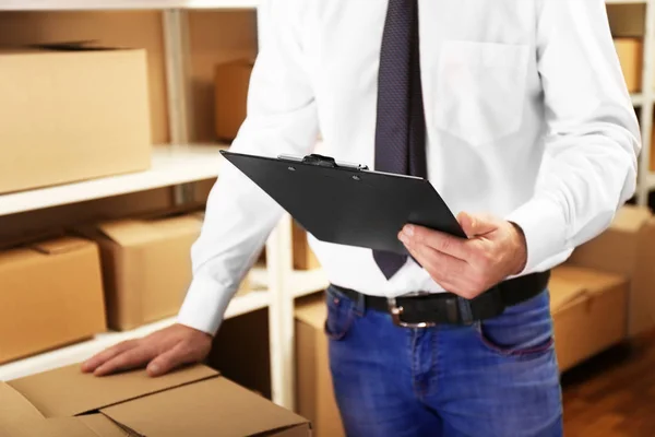 Joven hombre de negocios con portapapeles — Foto de Stock