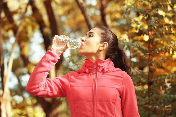 Mujer joven bebiendo agua —  Fotos de Stock