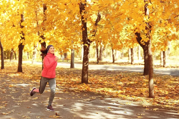 Genç bayan parkta koşuyor. — Stok fotoğraf