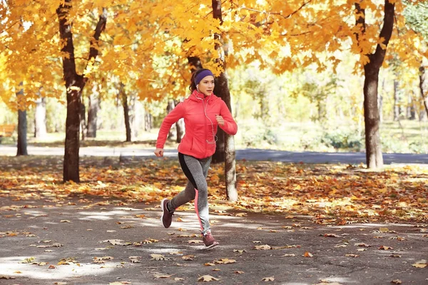 Młoda kobieta biegająca w parku — Zdjęcie stockowe