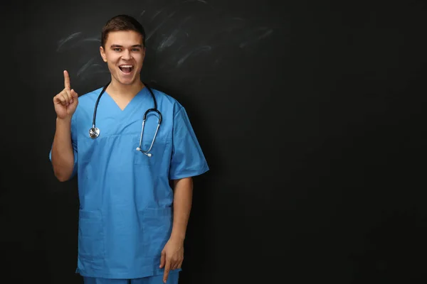 Joven Estudiante Medicina Guapo Fondo Pizarra — Foto de Stock