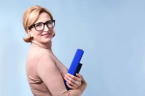 Mujer mayor que sostiene la carpeta — Foto de Stock