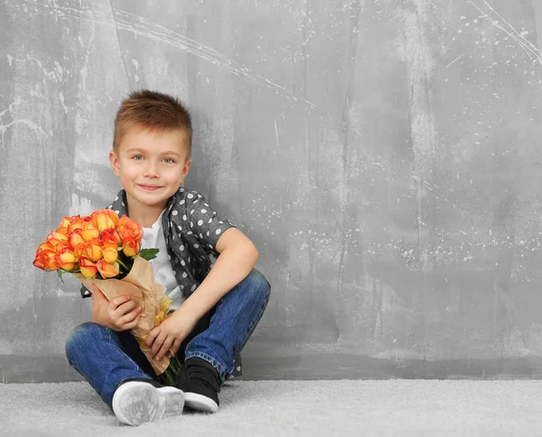 Güzel çiçekler buket sevimli çocuk — Stok fotoğraf