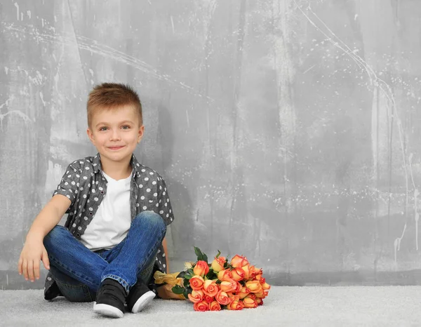 Ragazzo carino con mazzo di bei fiori — Foto Stock