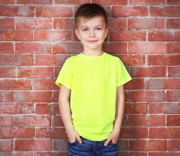 Симпатичный мальчик в рубашке — стоковое фото