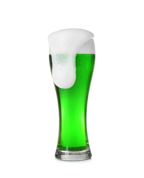 Mok met koude groene bier — Stockfoto