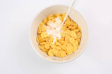 Süt mısır gevrekleri bir kase içine dökme 