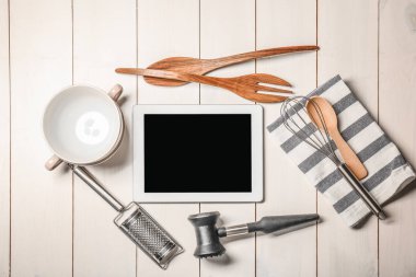 Tablet ile mutfak eşyaları 