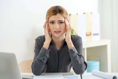 Baş ağrısı çeken bir kadın.