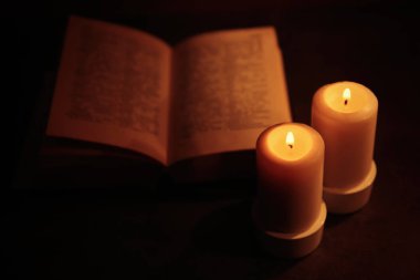 İncil ve yanan mumlar  