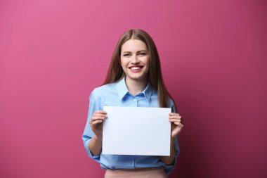 Pembe arka planda genç bir kadın