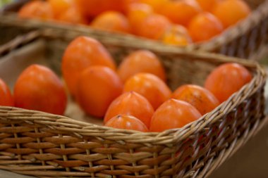 Hasır kutularındaki taze meyve  