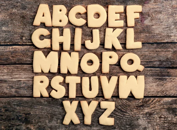 Keks-Alphabet auf Holztisch — Stockfoto