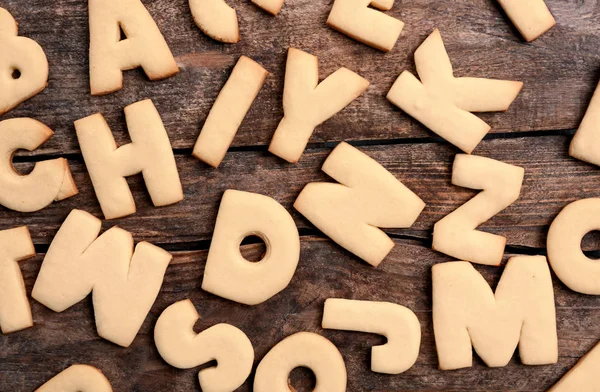 Alphabet Cookie sur table en bois — Photo