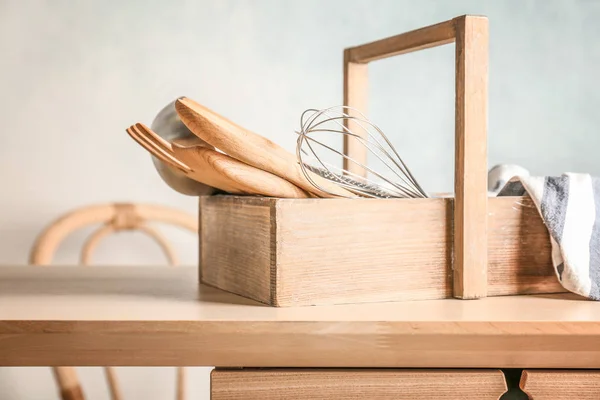 Caja con utensilios de cocina — Foto de Stock