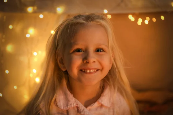 Портрет Милої Усміхненої Дівчини Розмитому Фоні — стокове фото