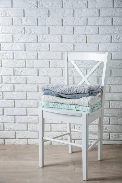 Högen med kläder på stol — Stockfoto