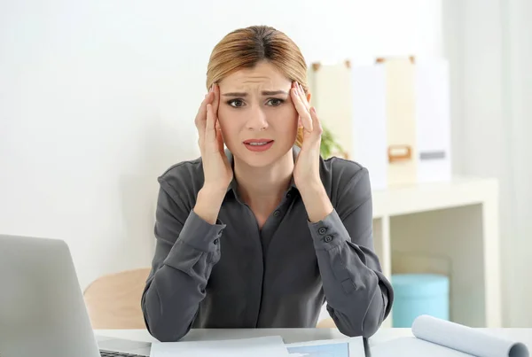 Mujer con dolor de cabeza —  Fotos de Stock