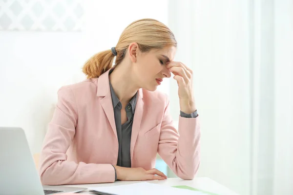 Frau leidet unter Kopfschmerzen — Stockfoto