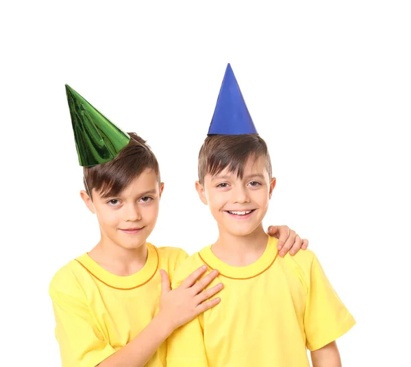 Leuke Verjaardag Jongens Met Feestmutsen Witte Achtergrond — Stockfoto